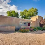 Rustic Adobe-Style Home With Hot Tub In Santa Fe