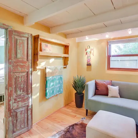 Rustic Adobe-style W/ Hot Tub In Santa Fe