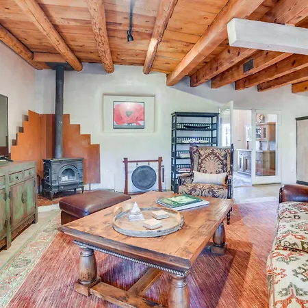 Rustic Adobe-style W/ Hot Tub In Holiday home Santa Fe