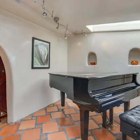 Rustic Adobe-style W/ Hot Tub In Santa Fe