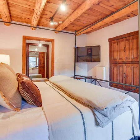 Rustic Adobe-style W/ Hot Tub In Santa Fe