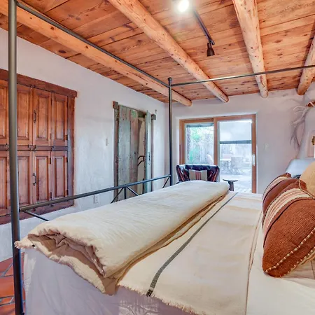 Rustic Adobe-style W/ Hot Tub In *