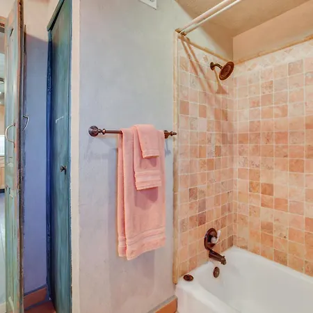 Rustic Adobe-style W/ Hot Tub In Santa Fe