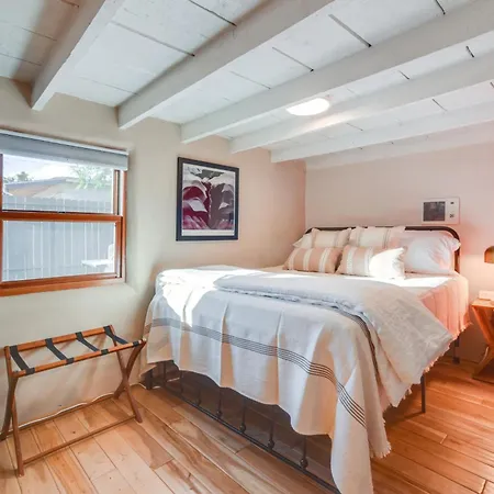 Rustic Adobe-style W/ Hot Tub In Holiday home
