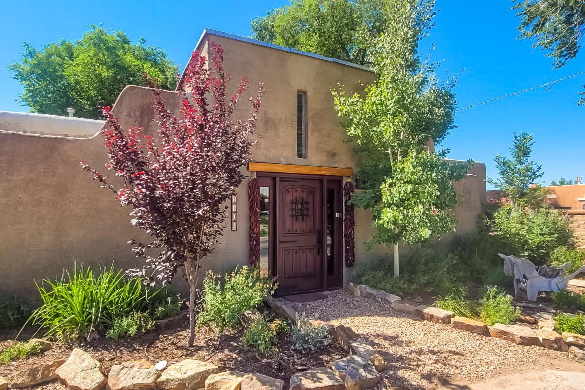 Rustic Adobe-style With Hot Tub In Santa Fe