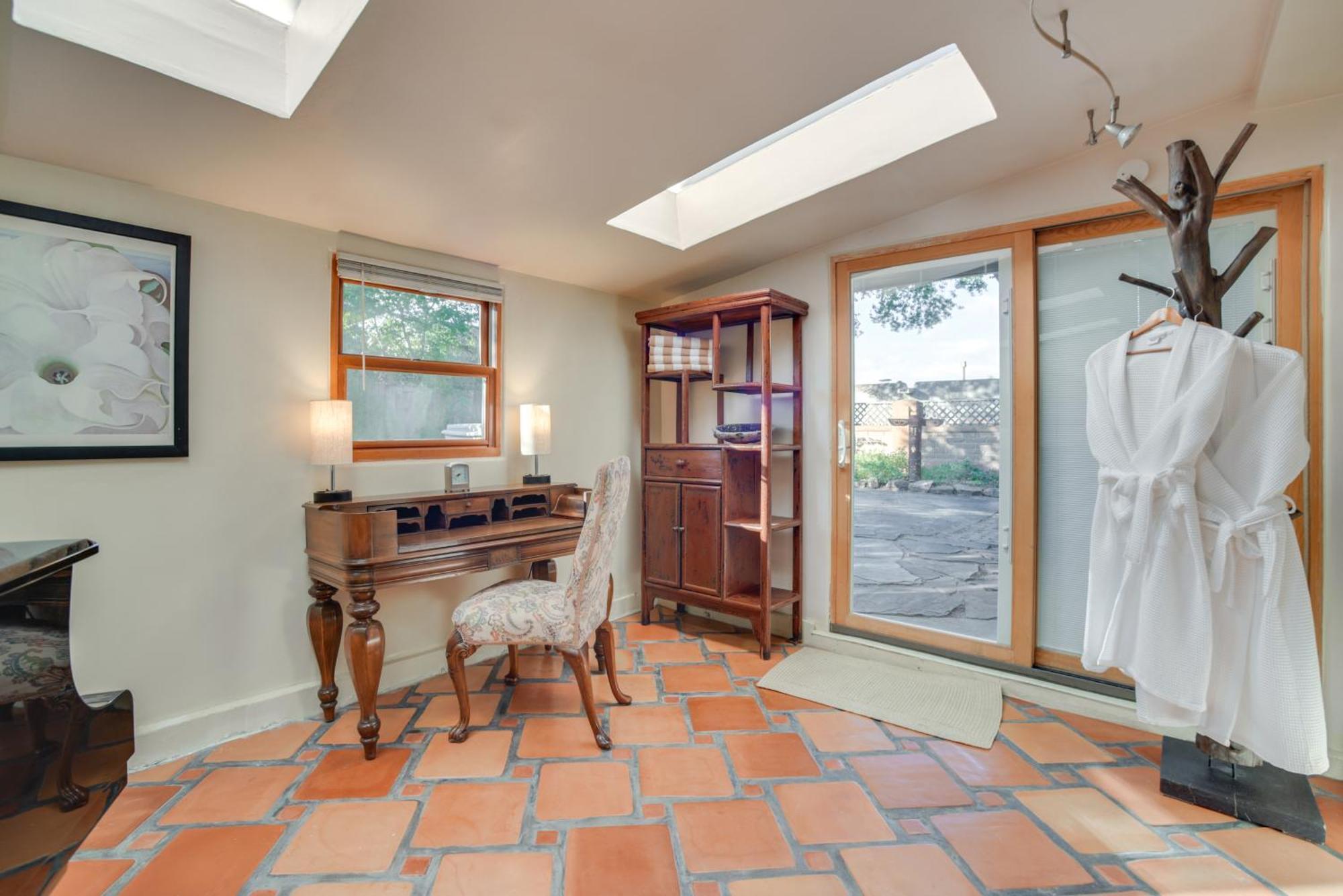 Holiday home Rustic Adobe-style With Hot Tub In *