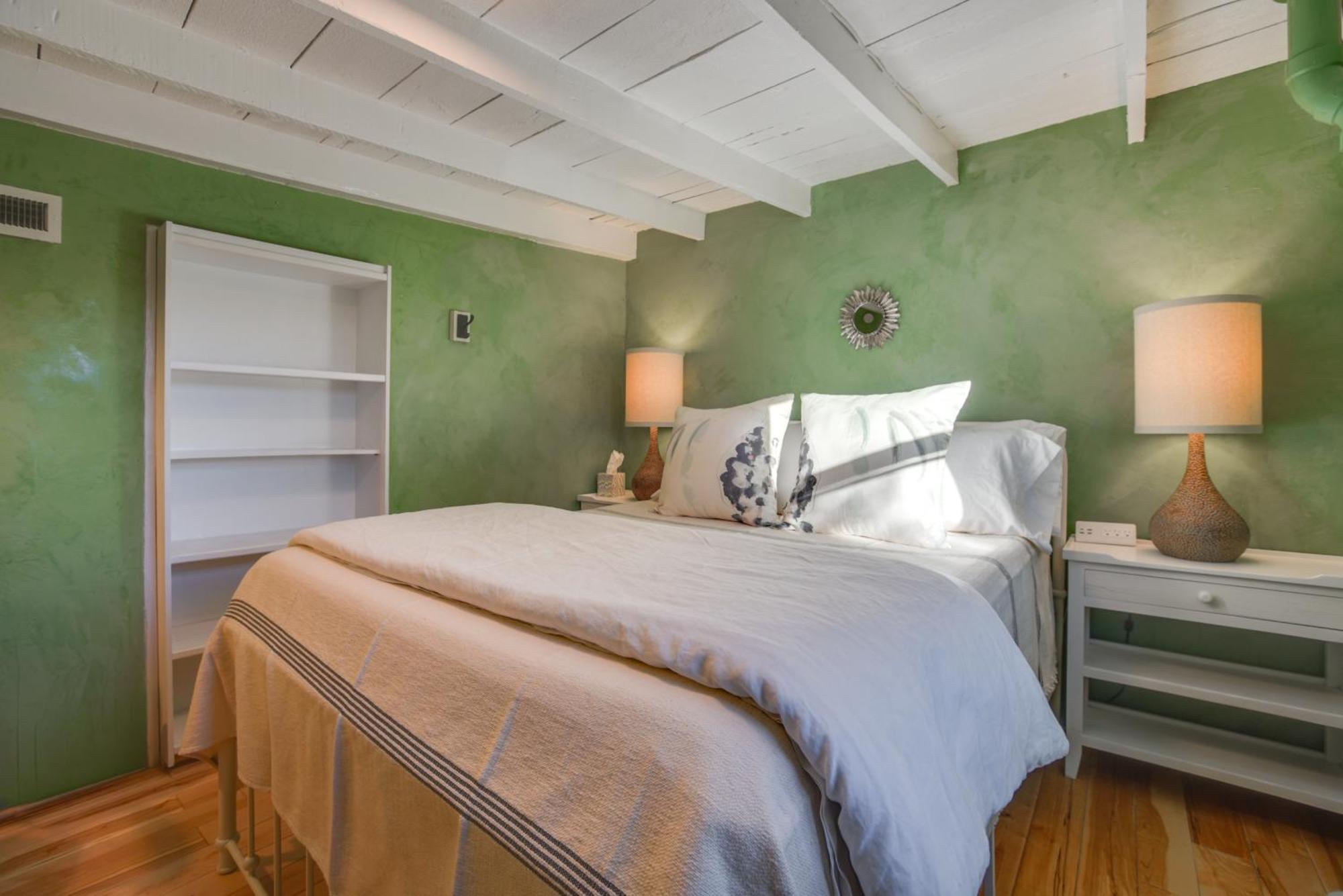 Rustic Adobe-style With Hot Tub In * Santa Fe