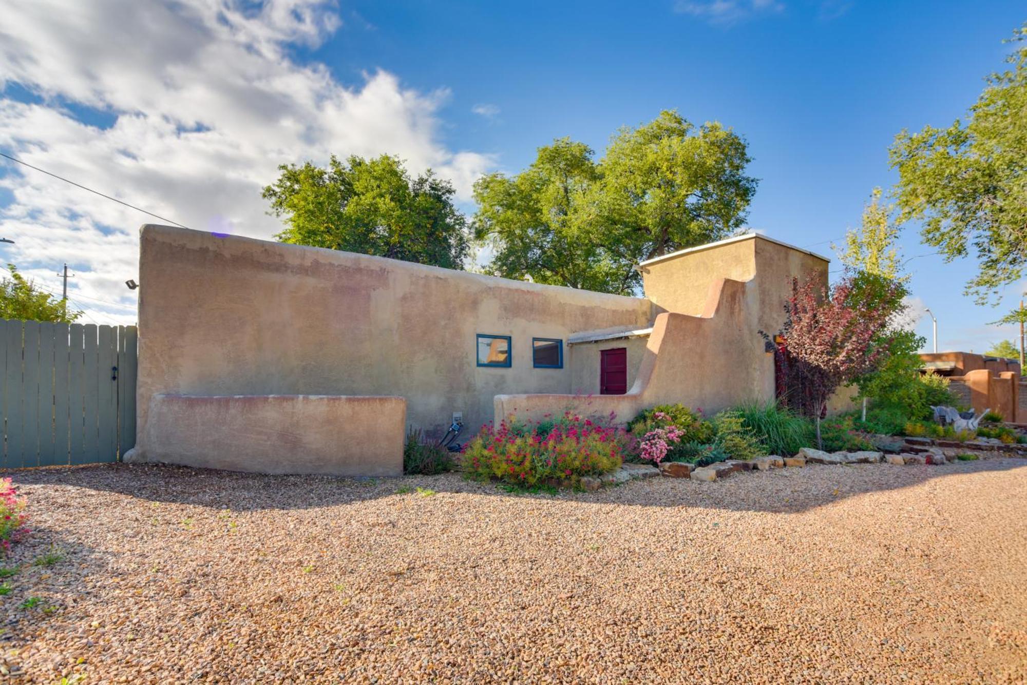 Rustic Adobe-style With Hot Tub In * Santa Fe