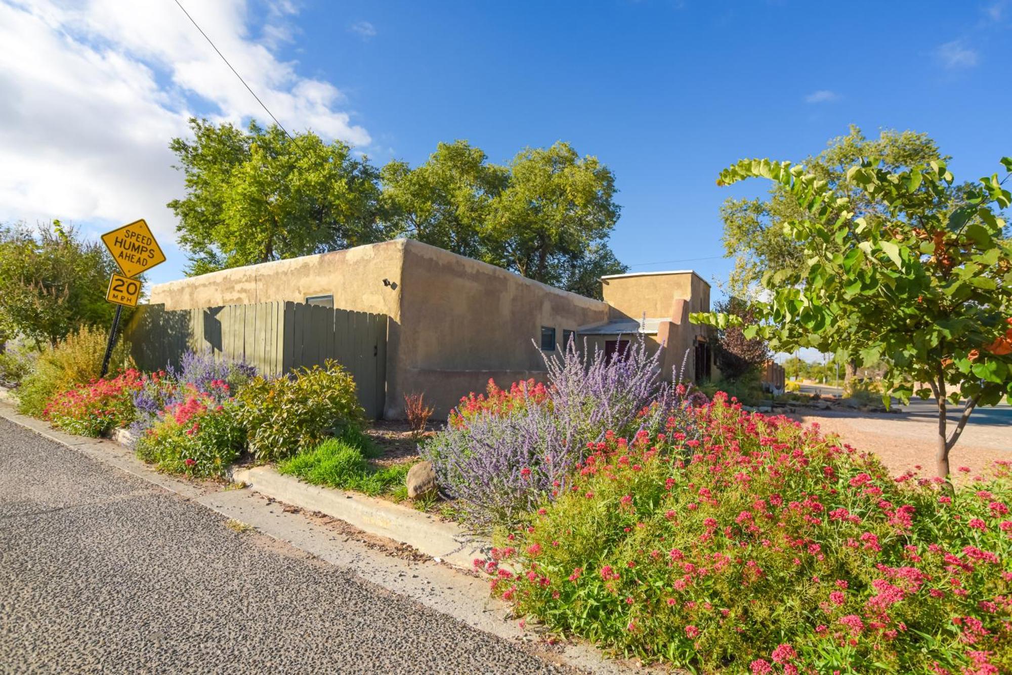 Rustic Adobe-style With Hot Tub In Holiday home